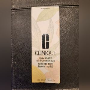 Clinique Stay-Matte Oil-Free Makeup Foundation In 14 Vanilla